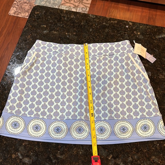 NWT- athletic skort with built-in shorts, size large. - Picture 5 of 7